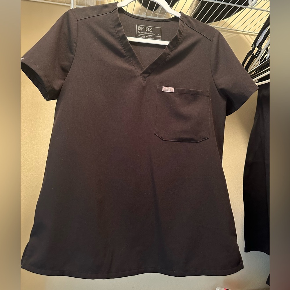 Woman’s Figs Catarina 1 pocket black scrub top